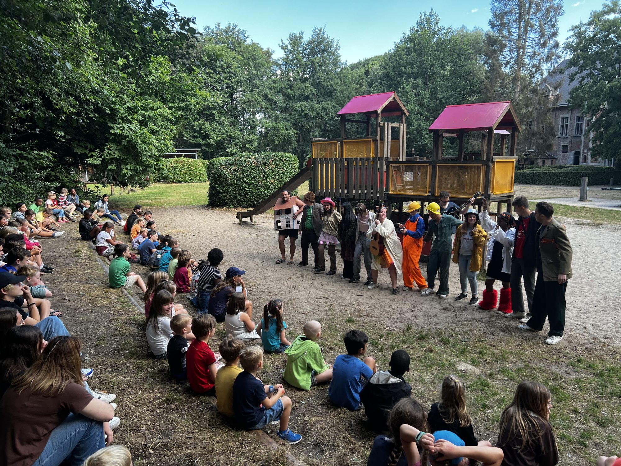 Het speelplein klaar voor de zomer
